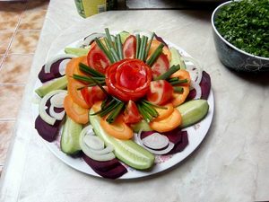 Салат из свежих овощей в базовом лагере
