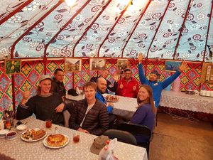 Уютная столовая в базовом лагере