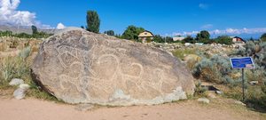 Петроглифы в Чолпон-Ате