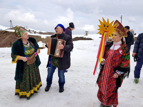 Всю неделю печем блины Всю неделю печем блины
