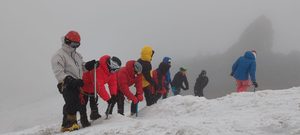 Практика самозадержания ледорубом на склоне