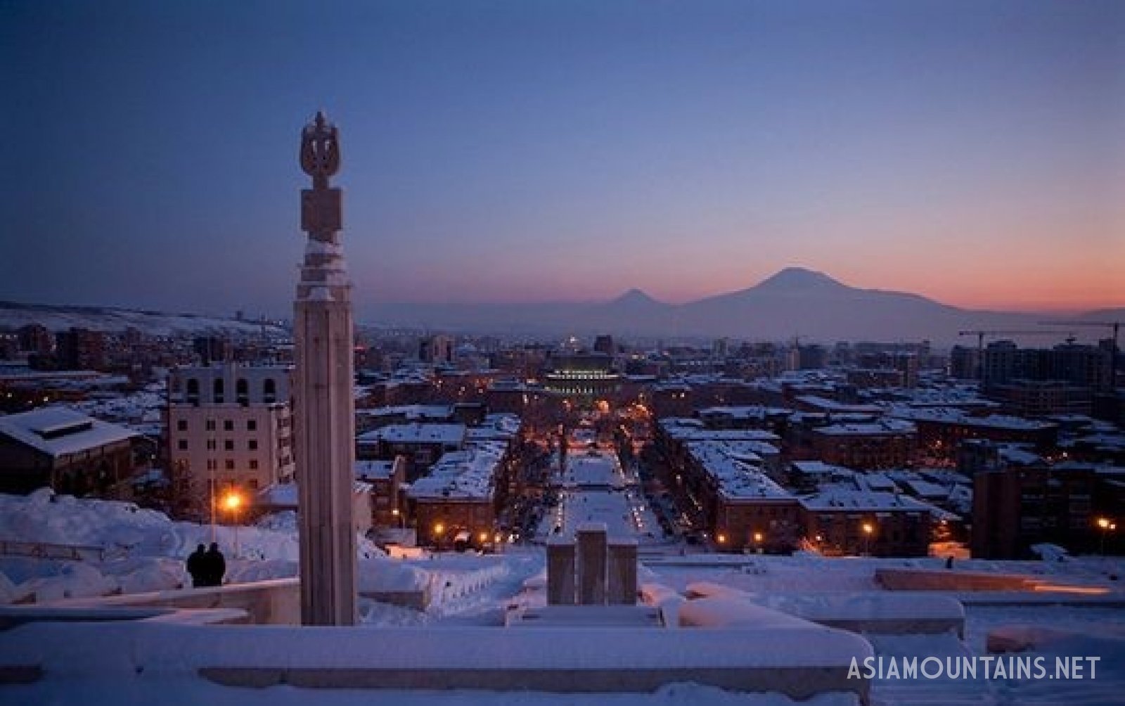 Ереван градусы. Зима в Армении Ереван. Каскад Ереван зимой. Армения Ереван зимой. Татев Армения зимой.