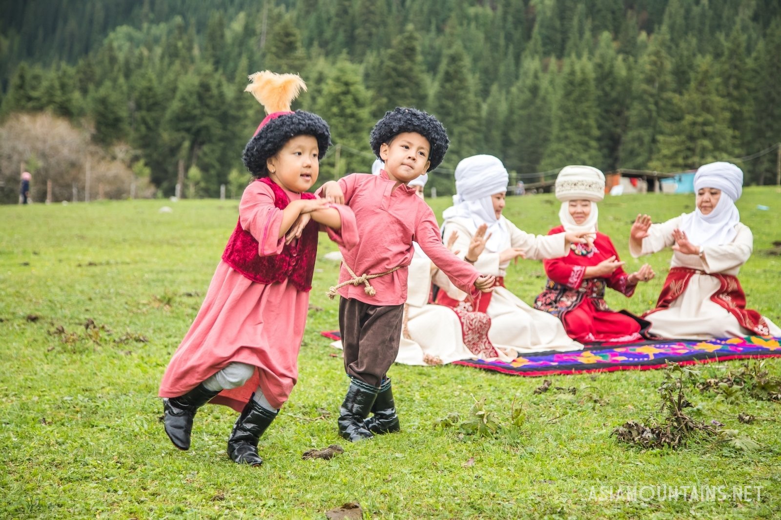 Дети киргизов. Дети Кыргызстана красивые. Праздничный Кыргызстана и дети. Кыргызстан экскурсии. Киргизия тур семейный.