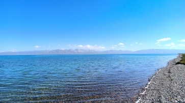 Прозрачная вода озера Сон-Куль / Clear water of Son-Kul lake