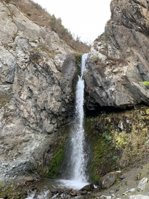 Водопад в ущ. Аламедин /  Waterfall in Alamedin valley