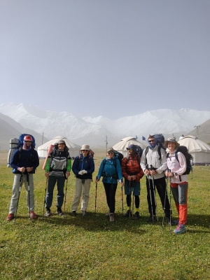 Альпинисты в базовом лагере / Climbers at base camp