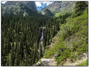 Водопад в ущелье Барскоон / Waterfall in Barskoon gorge