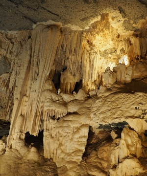 Al-Hoota Cave