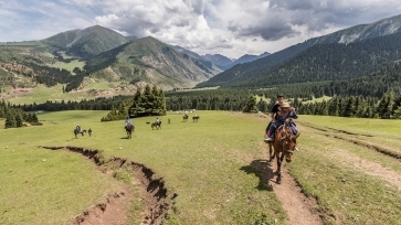 Конная прогулка в ущелье Жети Огуз / Horse ride in the Jeti-Oguz gorge