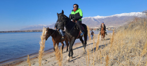 Конная прогулка по берегу озера Иссык-Куль / Horse riding along the shore of Lake Issyk-Kul