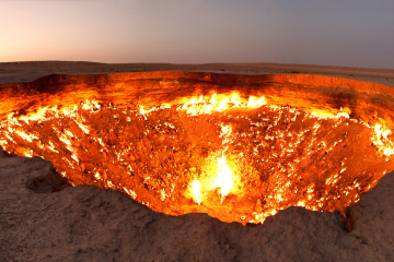 Горящий газовый кратер в городке Дарваза / Burning gas crater in Darvaza