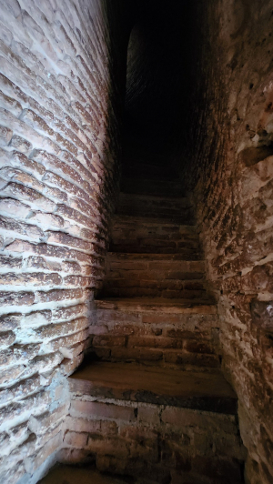 Подъем внутри башни Бурана / Climbing inside the Burana Tower