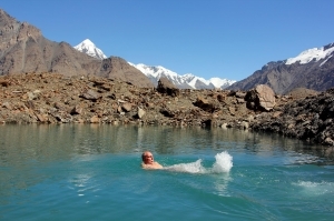 Купание в ледниковом озере / Swimming in a glacial lake