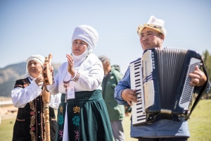 Кыргызские национальные костюмы