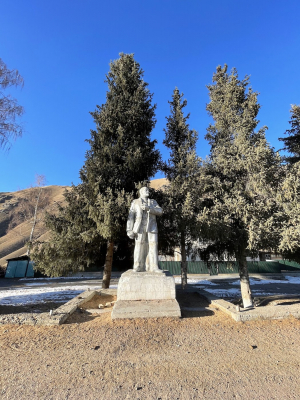 Памятник Ленину в поселке Ак-Тюз / Lenin monument in Ak-Tyuz village