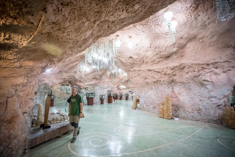 Музей в пещере в городе Ош - Ошская область Кыргызстана