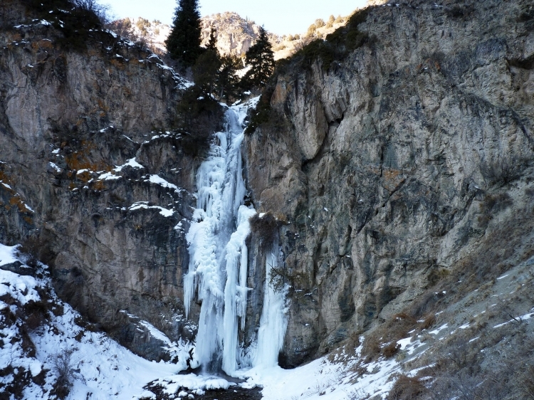 зимний водопад в ущелье Кегеты
