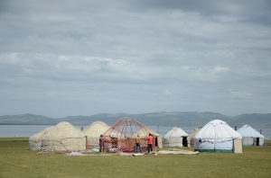 Установка юрты на озере Сон Куль / Installation of a yurt on the lake Son Kul