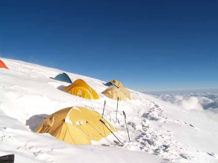 Палатки в высотном лагере. Восхождение на пик Ленина - Ошская область Кыргызстана