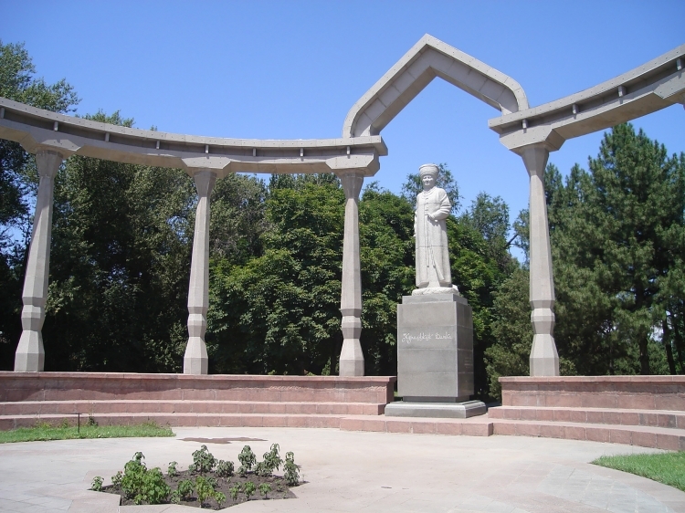 Памятник Курманжан Датке в центре Бишкека